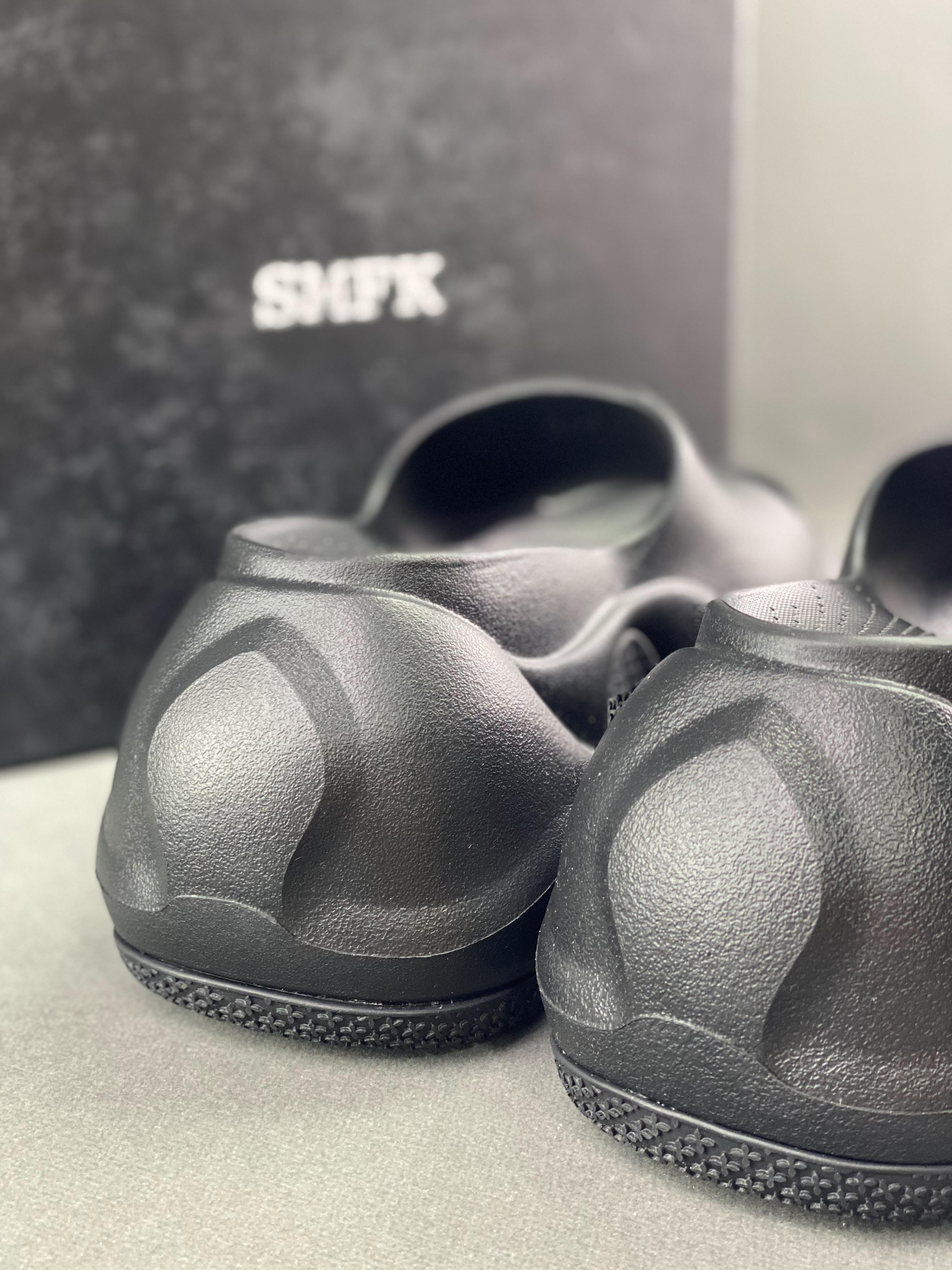 [Cross flower thick-soled slippers] are the first to be released. They look so cute on my feet. They are a must-have for fashion. They are a versatile minimalist style and a national trend. The new work inherits the popular elements of many brands and is bound to be a hit. Size: 35-409